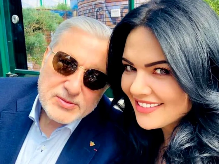 Ilie Năstase merge cu poza soției pe stradă
