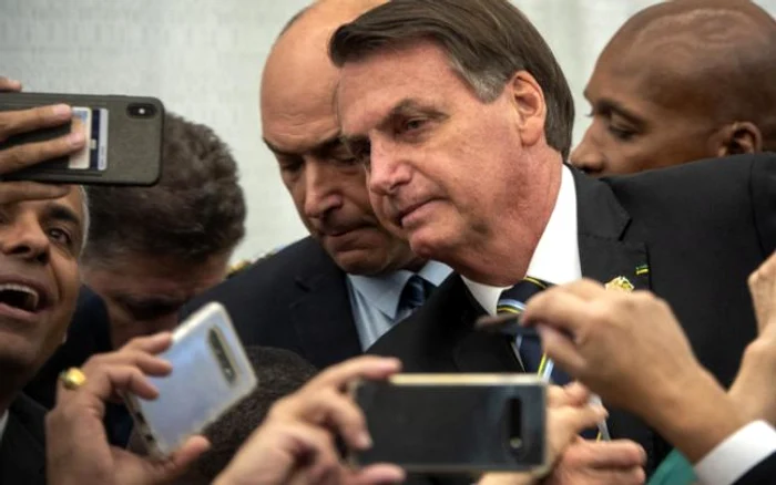 Jair Bolsonaro (în centrul imaginii) făcând poze cu simpatizanţii ignorând total recomandările de sănătate FOTO EPA-EFE