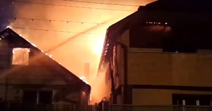 Incendiul a cuprins ambele case    Foto: captură video