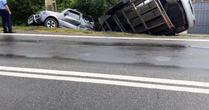 Accident pe DN 7 - E81 la Budeşti - Vâlcea o maşină care tracta o remorcă cu o altă maşină a ajuns în şanţ - cinci victime Foto Adevărul