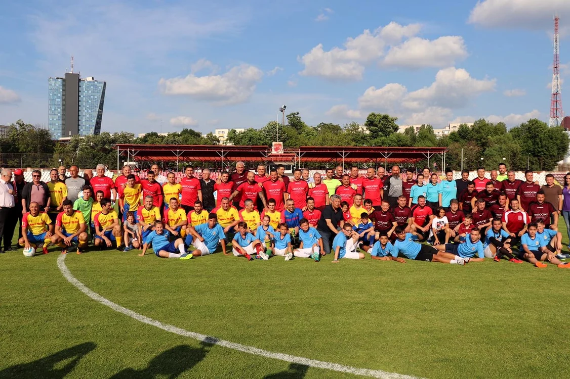 
    Gloriile de la Dinamo și Rapid s-au confruntat într-un meci caritabil  