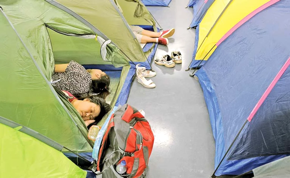 
    Chinezii îşi însoţesc odraslele la universitate ca să se poată obişnui cu viaţa de studenţi  
