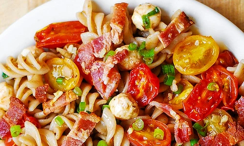 salata de paste cu bacon, rosii ozzarella jpeg