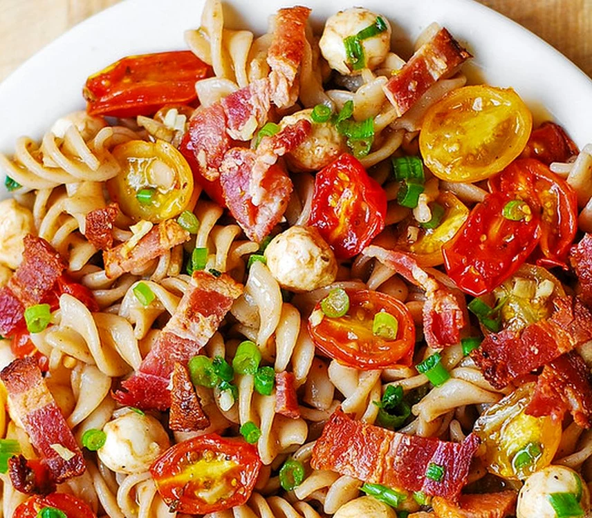 salata de paste cu bacon, rosii ozzarella jpeg