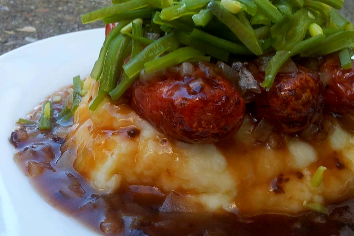 
    Cârnaţi cu piure şi gravy de ceapă  