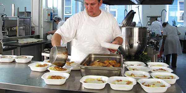 Bucătarii de la firmele de catering iau greul de pe umerii femeilor de carieră