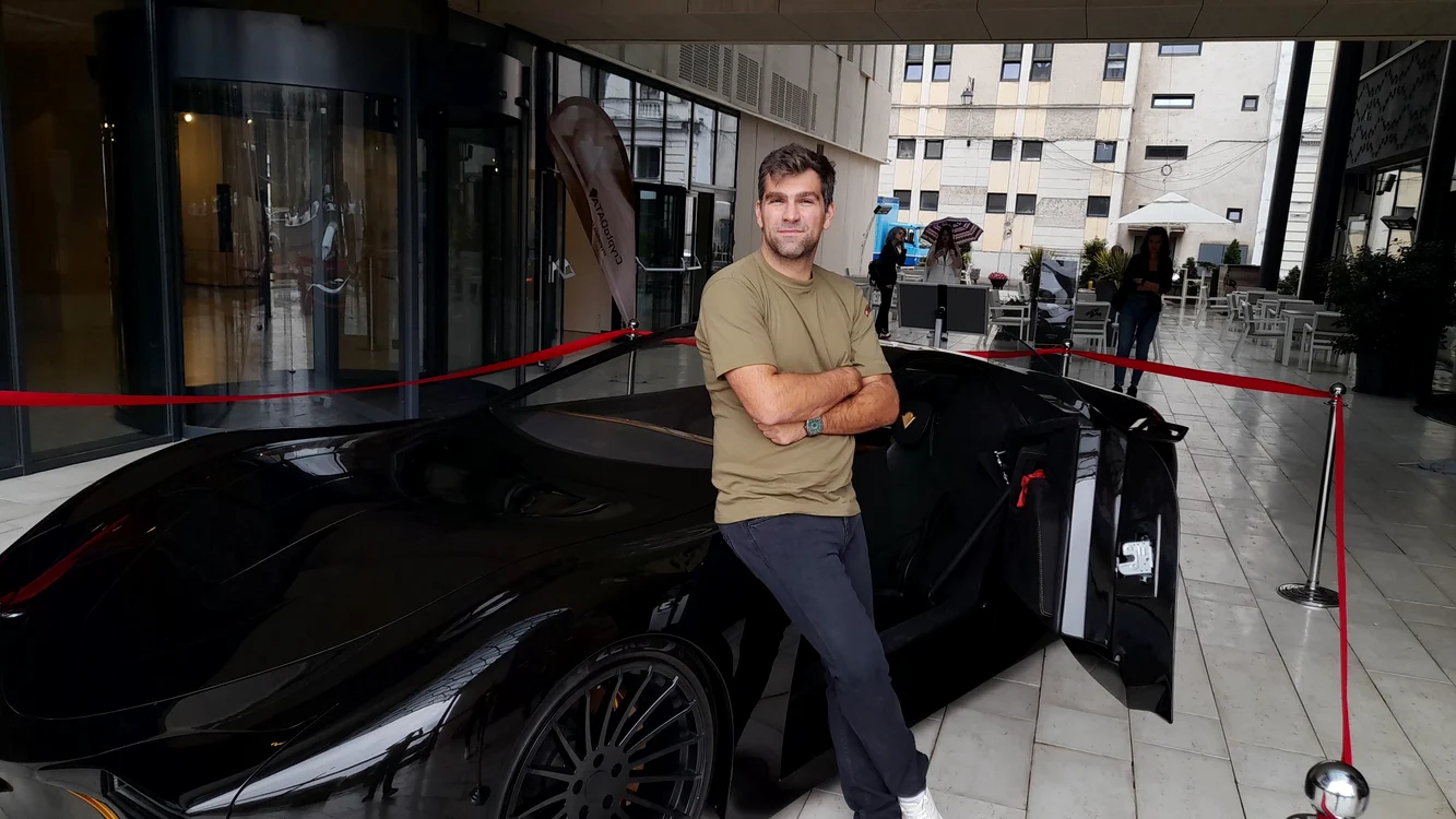 Ovidiu Toma și mașina Momentum, un prototip produs de Crypto Data - Foto: Ștefan Both/via Adevărul