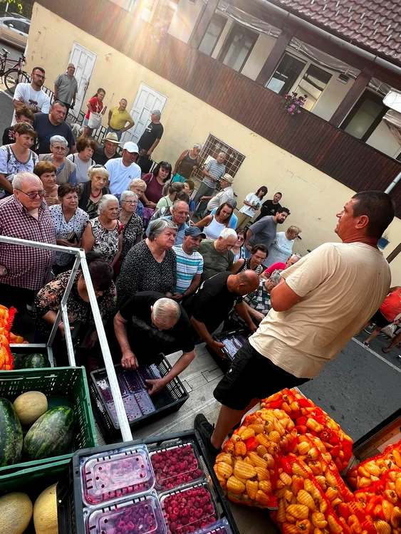 cumparatori_in_fata_camion_cu_legume_sursa_mihai_chesnoiu