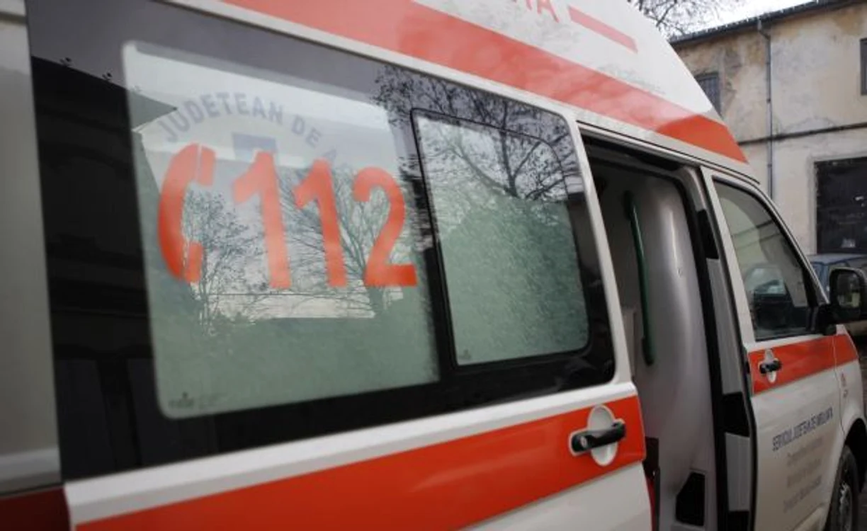 
    Din impact a rezultat rănirea uşoară a şoferului, dar şi a unei femei de 56 de ani  (Foto: Arhivă)  