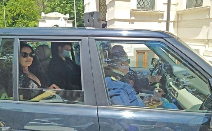 
    Cei doi au participat la  parastasul organizat în memoria  soției lui Viorel Păunescu  