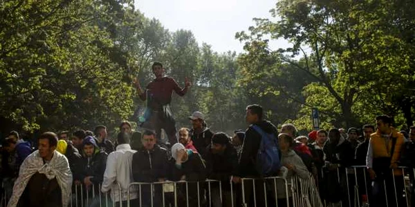 Mii de imigranţi aşteaptă la un centru de înregistrare din Berlin pentru a fi luaţi în evidenţă FOTO AP