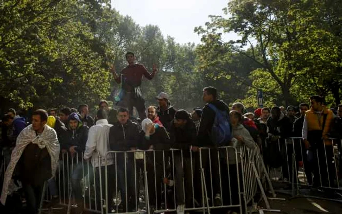 Mii de imigranţi aşteaptă la un centru de înregistrare din Berlin pentru a fi luaţi în evidenţă FOTO AP