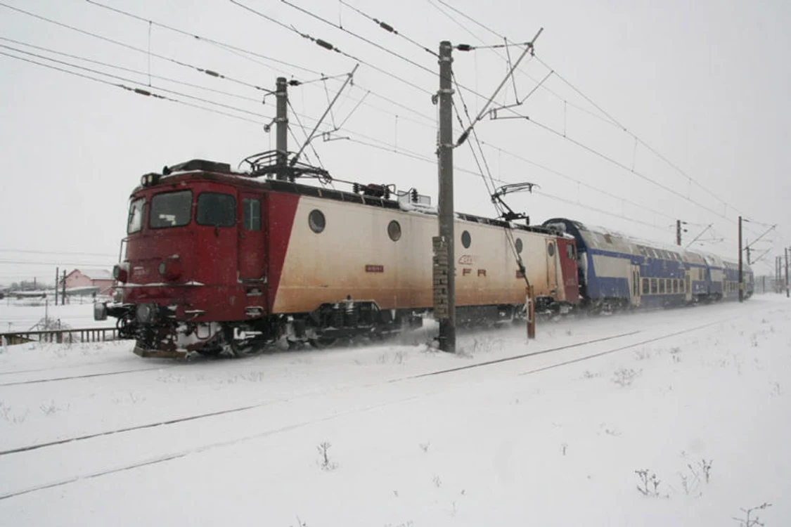 Trenurile de călători care circulă în sudul României au întârzieri de până la 100 de minute