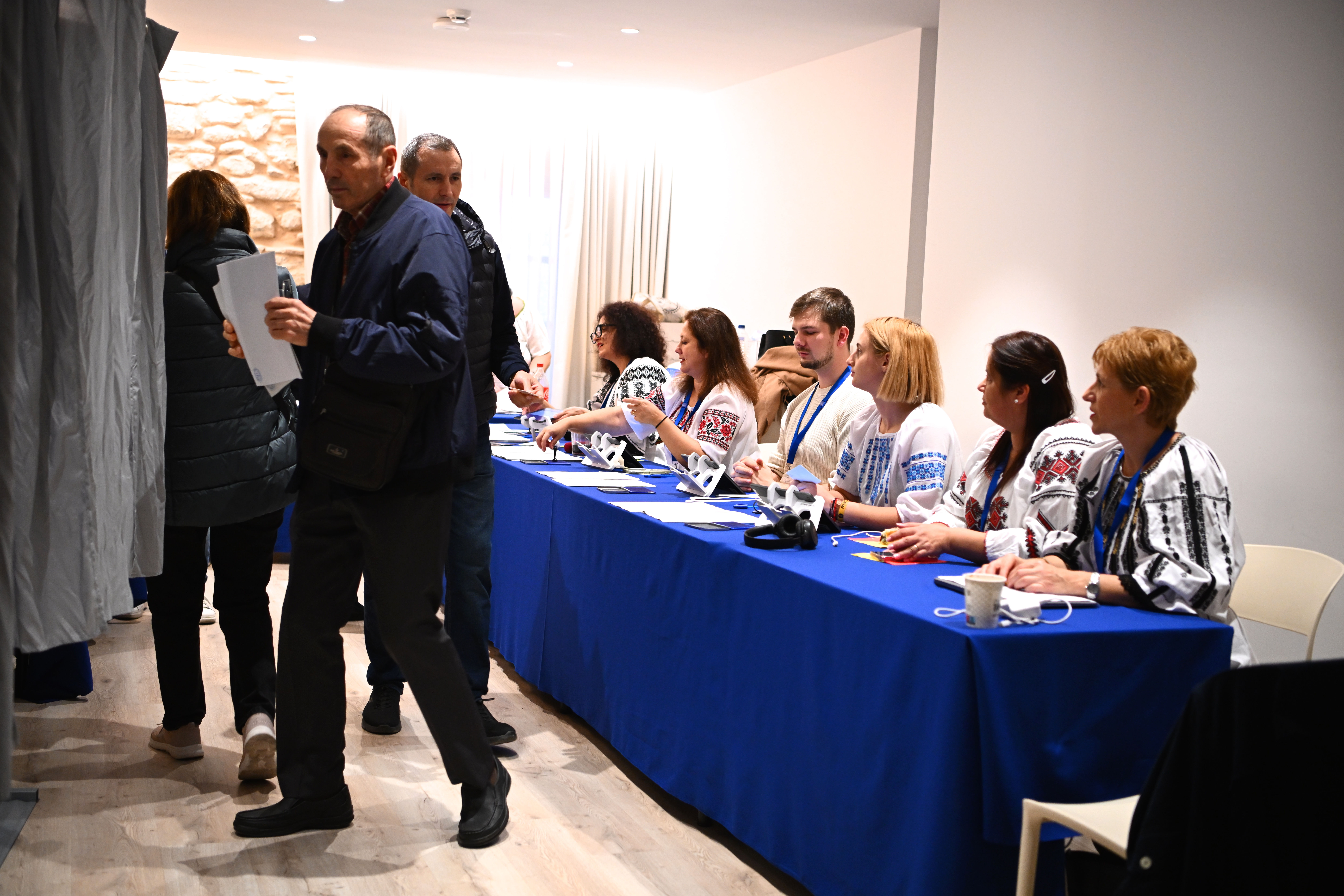 Românii votează masiv în diaspora Foto Inquam Photos/Alex Nicodim