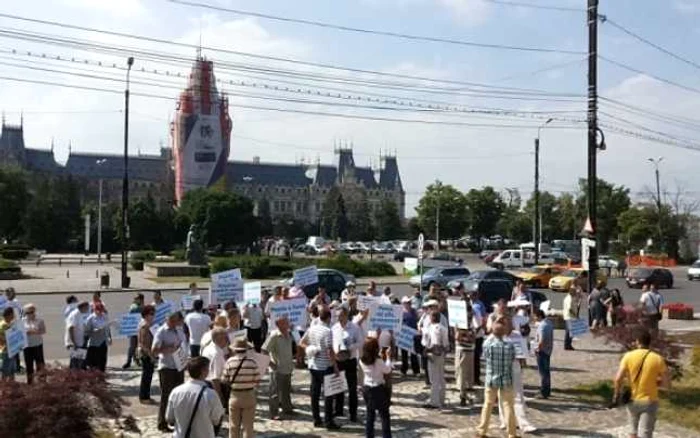 Protestatari adunaţi în faţa Palatului Culturii din Iaşi FOTO ziaruldeiasi.ro