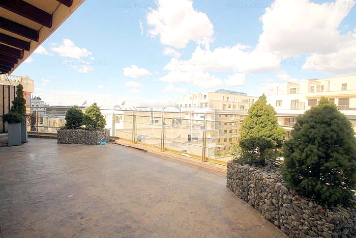 Apartamentul are 5 camere și o terasă de 85 mp