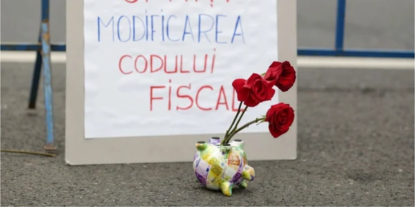 Persoane participă miercuri 8 noiembrie 2017 la un protest faţă de intenţia guvernului de a modifica Codul Fiscal în Piaţa Victoriei din Bucuresti FOTO Inquam Photos Octav Ganea