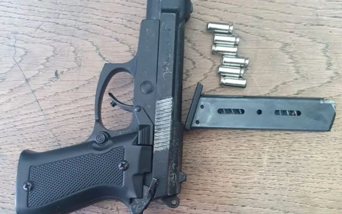 
    Arma cu care omul de afaceri a fost amenințat de către amantul soțieiFOTO: IPJ Dolj  