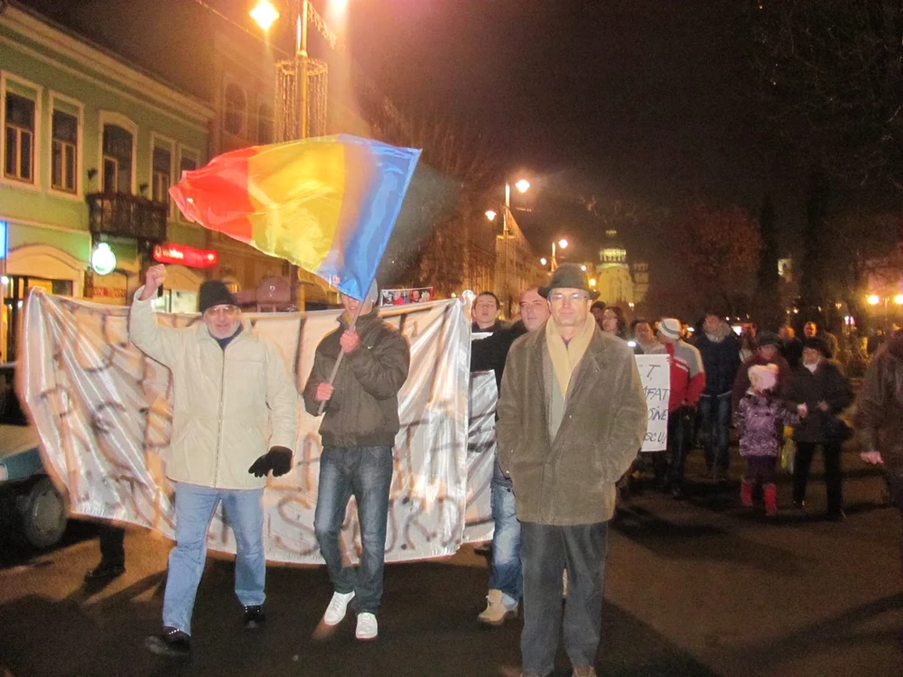 Sute de clujeni au ieşit, în urmă cu un an, pe străzile oraşului ca să protesteze faţă de demisia medicului Arafat şi nivelul scăzut de trai  FOTO: Adevărul