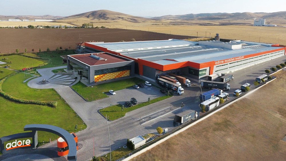 Nu mai exportăm doar bușteni. O nouă fabrică de mobilă românească va vinde în mai multe țări din Europa
