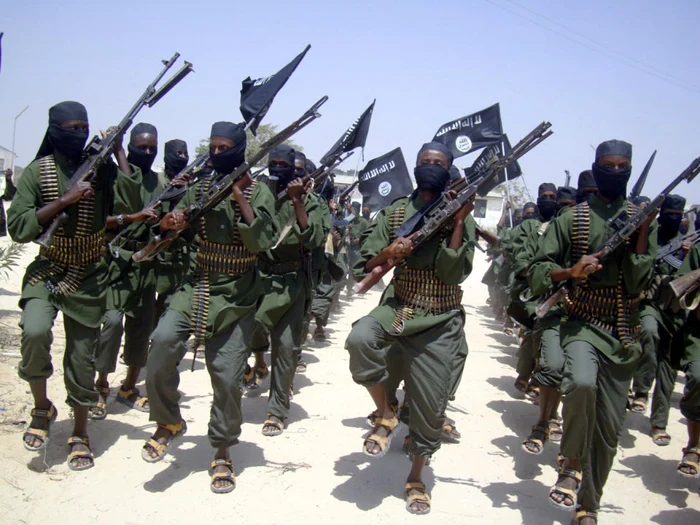 Luptători ai grupării teroriste al-Shabab, afiliată reţelei al-Qaeda. FOTO: Yahoo News