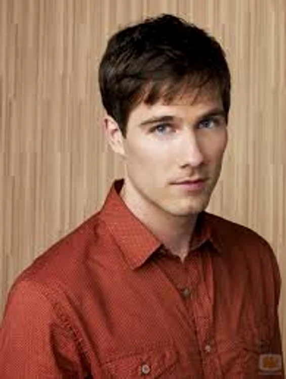 Luke Macfarlene din Frati si surori