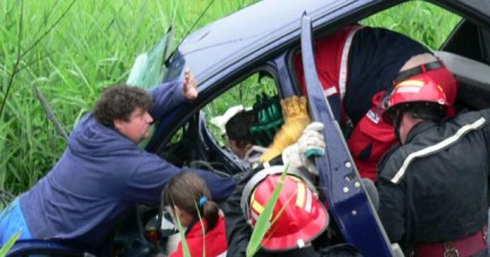 Echipajele de urgenţă au intervenit pentru descarcerare