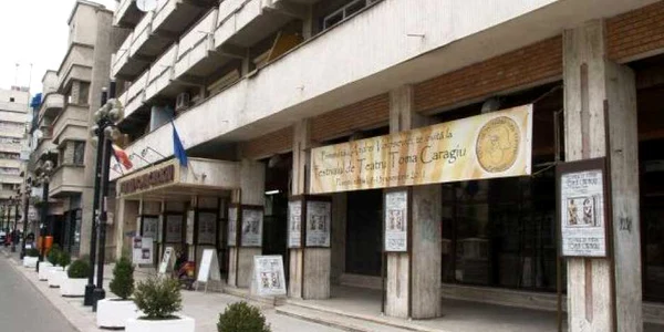 Iubitorii de teatru sunt aşteptaţi la evenimentele programate în acest weekend (foto: Alex Policală)