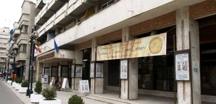 Iubitorii de teatru sunt aşteptaţi la evenimentele programate în acest weekend (foto: Alex Policală)