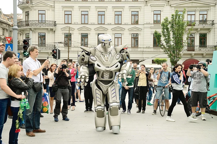 
    Androidul a dansat pe scenă cu Rihanna în 2010Foto: Guliver/GettyImages  