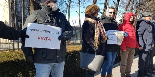 Lant uman in faţa Spitalului Judeţean Constanţa FOTO Călin Gavrilaş