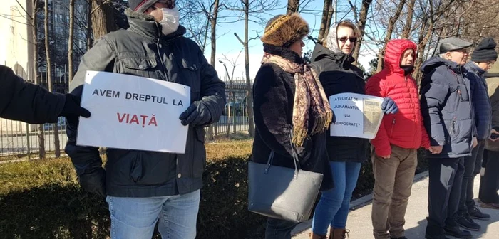 Constănţenii au făcut un lanţ uman în faţa Spitalului Judeţean FOTO: Călin Gavrilaş