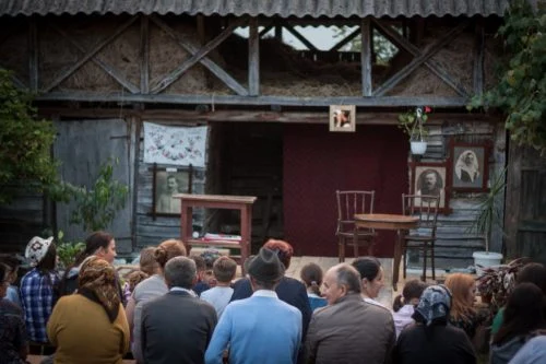 Arta de a rezista, ep. 1. Cultura care ajunge unde nu ajunge nimeni: de la scena din șură la scena identității