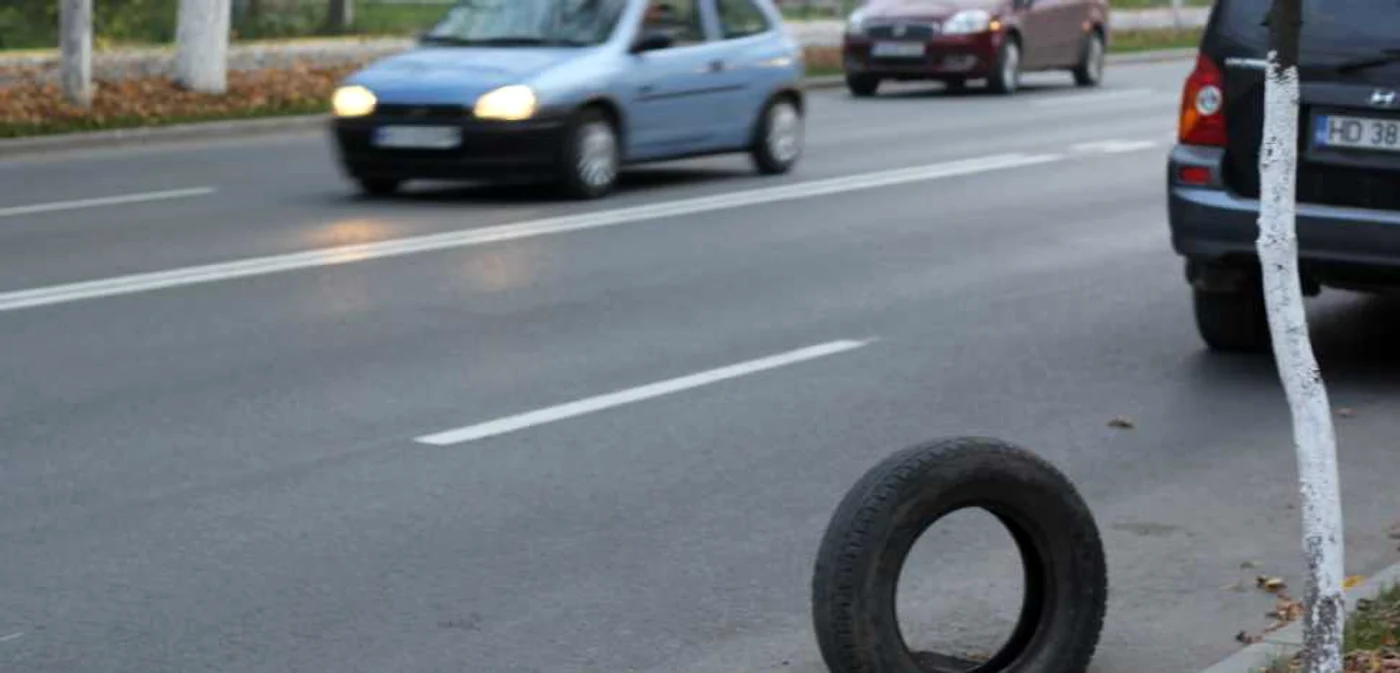 Cauciucurile de maşini acoperă canalele de pe bulevard. FOTO: D.G.
