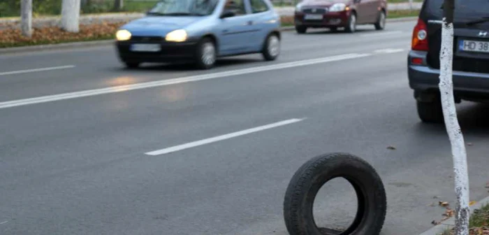 Cauciucurile de maşini acoperă canalele de pe bulevard. FOTO: D.G.