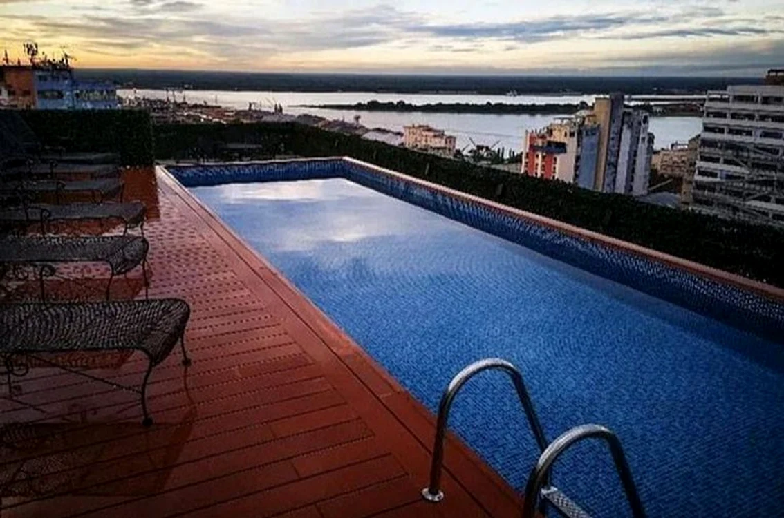 Ronaldinho are o piscină pe acoperisul hotelului în care isi ispășește arestul la domiciliu