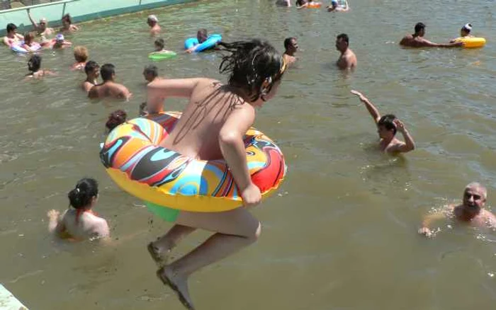 Copiii sunt cei mai bucuroşi de deschiderea piscinelor