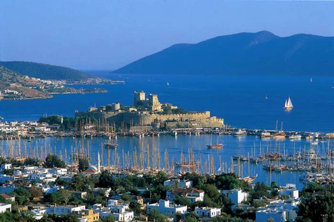 
    Cele mai frumoase locuri din Turcia: Bodrum, unul dintre cele mai preferate de turişti foto: tuktuk.ro  