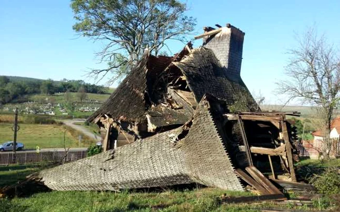 Turla bisericii s-a prăbuşit peste acoperiş FOTO Direcţia pentru Cultură Sălaj