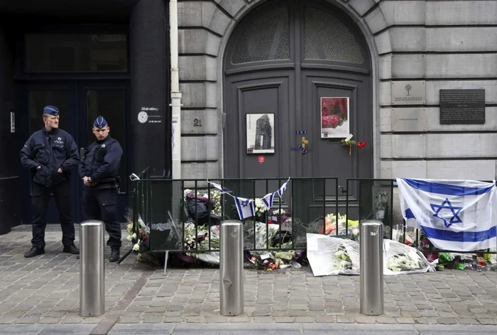 Coroane de flori depuse în faţa Muzeului Evreiesc din Bruxelles, după atacul armat din 24 mai FOTO Reuters