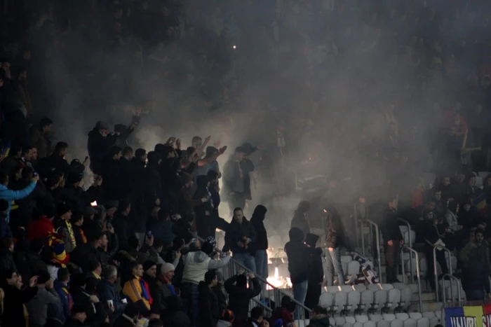 Două persoane au fost scoase din stadion după ce au aprins torţe, iar alta după ce a intrat în conflict cu stewarzii. Lumina din imagine este degajată de lumini stroboscopice instalate de fani. FOTO Ovidiu Corna