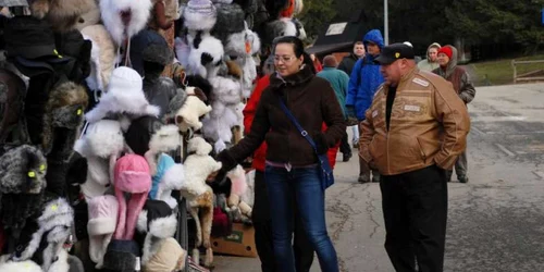 Căciuliţele de blană au avut mare trecere în rândul turiştilor. Foto: Stelian Grăjdan