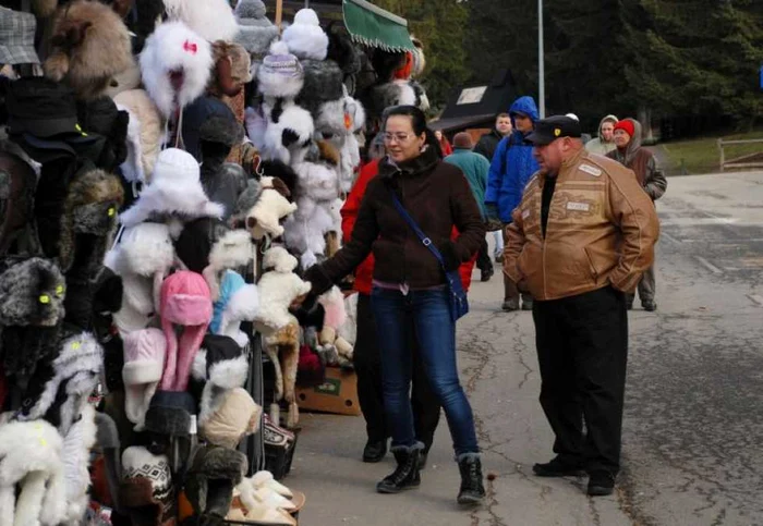 Căciuliţele de blană au avut mare trecere în rândul turiştilor. Foto: Stelian Grăjdan