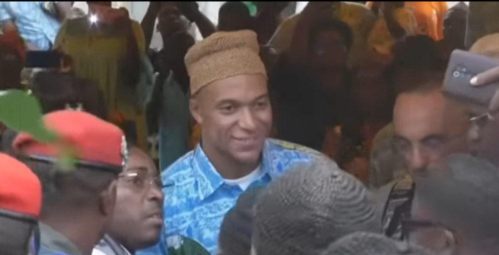 Mbappe, păzit ca un șef de stat în Camerun. Starul francez a mers în satul tatălui său, unde a isterizat fanii VIDEO