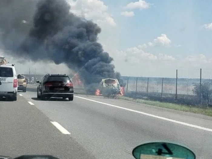 VIDEO Mașină cuprinsă de flăcări pe Autostrada A1, sensul de deplasare spre București