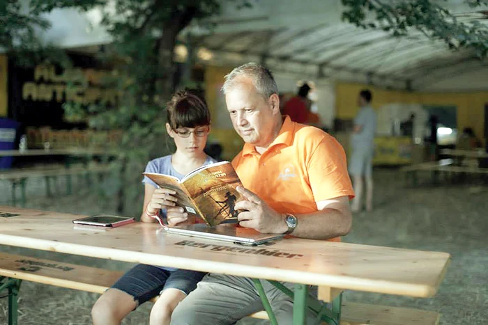 Arina l-a însoţit pe bunicul său în tabăra de pe Dunăre şi anul trecutFoto: Atlantykron.org