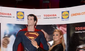 Roxana Nemeş l a mângâiat pe Superman, încântată de pectoralii lui (foto: arhiva personală) jpeg