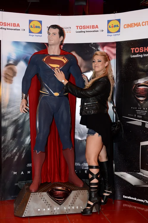 Roxana Nemeş l-a mângâiat pe Superman, încântată de pectoralii lui (foto: arhiva personală)