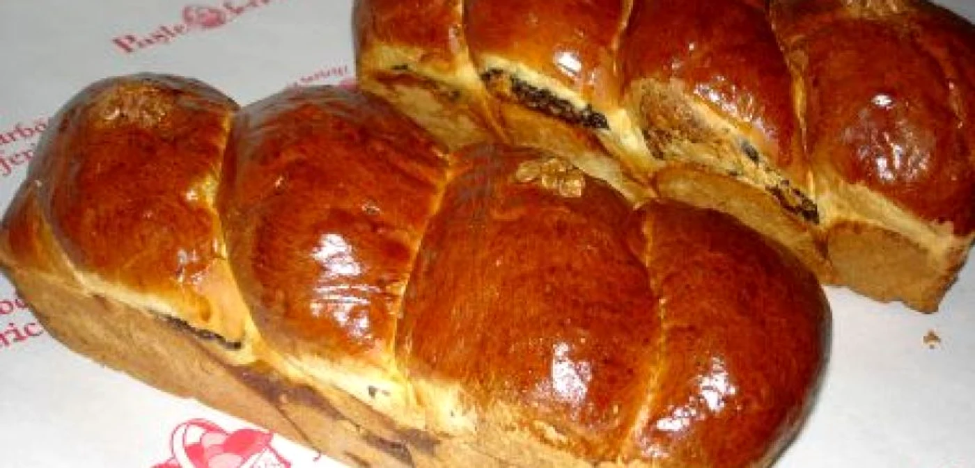 Pungile cu cadouri de Paşte conţin şi cozonaci