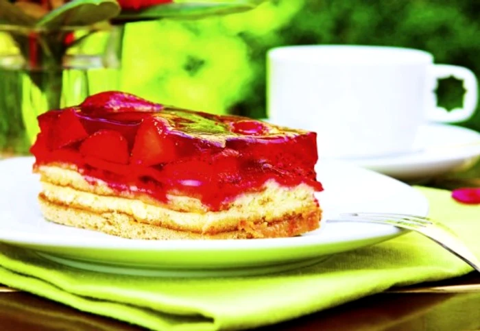 Răsfaţă-te cu o prăjitură cu căpşuni şi cremă de lămâie!clickpoftabuna.ro